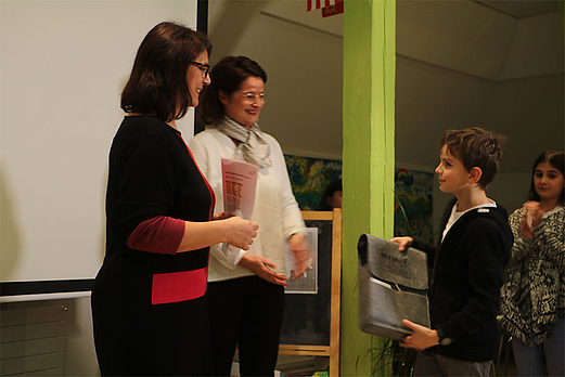 De g. à dr., Fabienne Marina et Maya Zinsli félicitant un lauréat. ©Tandem IMS