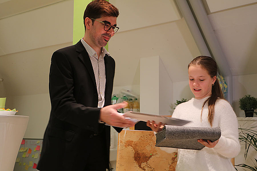 Michaël Rosset, conseiller DELF Prim, remet son diplôme à une lauréate. ©Tandem IMS