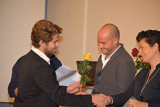 De g. à dr., Alessio Fracassi (meilleur DELF B2 junior), Daniel Pugliese, Anabel Rivela ©Ruedi Altherr